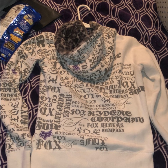 Furry hood Sweater - Picture 2 of 2